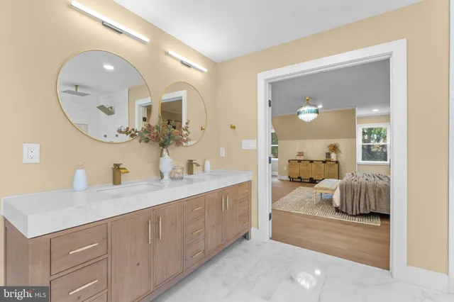 a en suite bathroom with a double vanity sink and a mirror