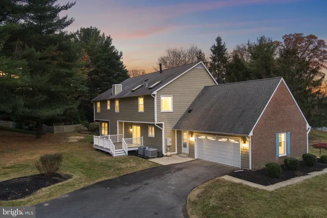 a black and white photo of a picture