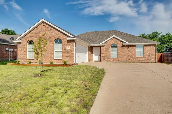 $325,000 | 309 Shadow Bend Drive, Red Oak, TX 75154