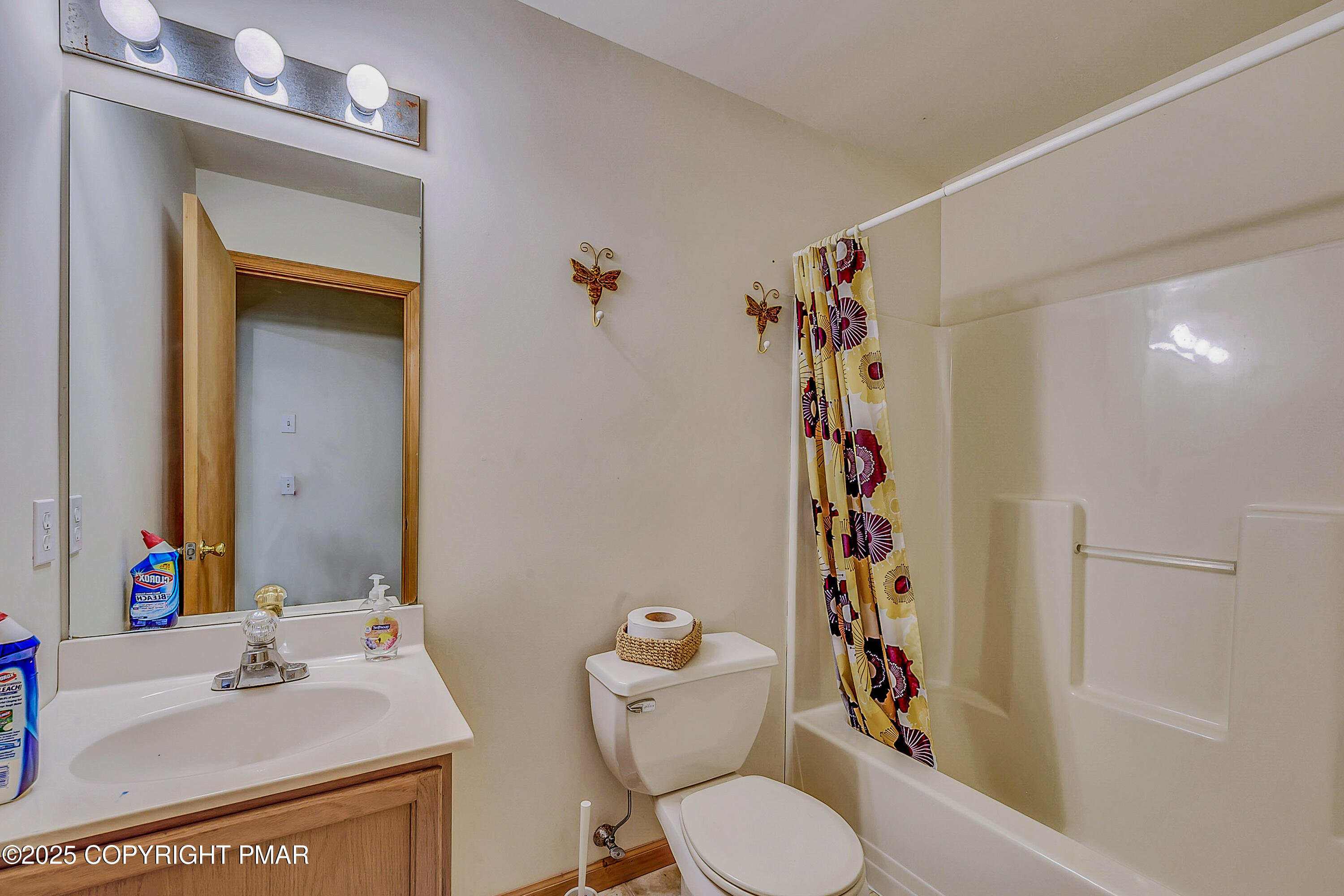 164 Bellingham Drive Bushkill, PA 18324 - Photo 33 of 46 a bathroom with a sink a toilet and shower