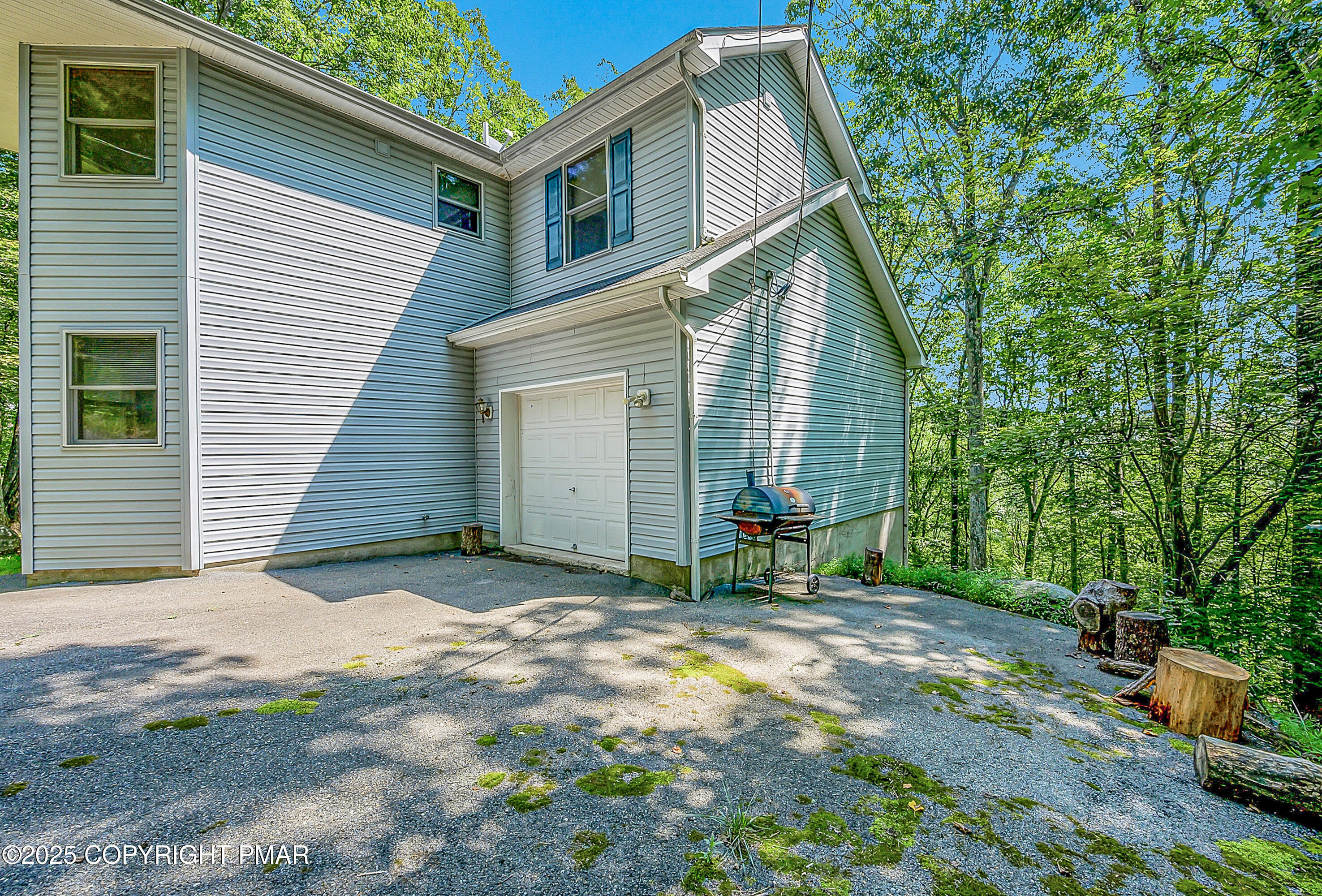 164 Bellingham Drive Bushkill, PA 18324 - Photo 46 of 46 a backyard of a house with table and chairs
