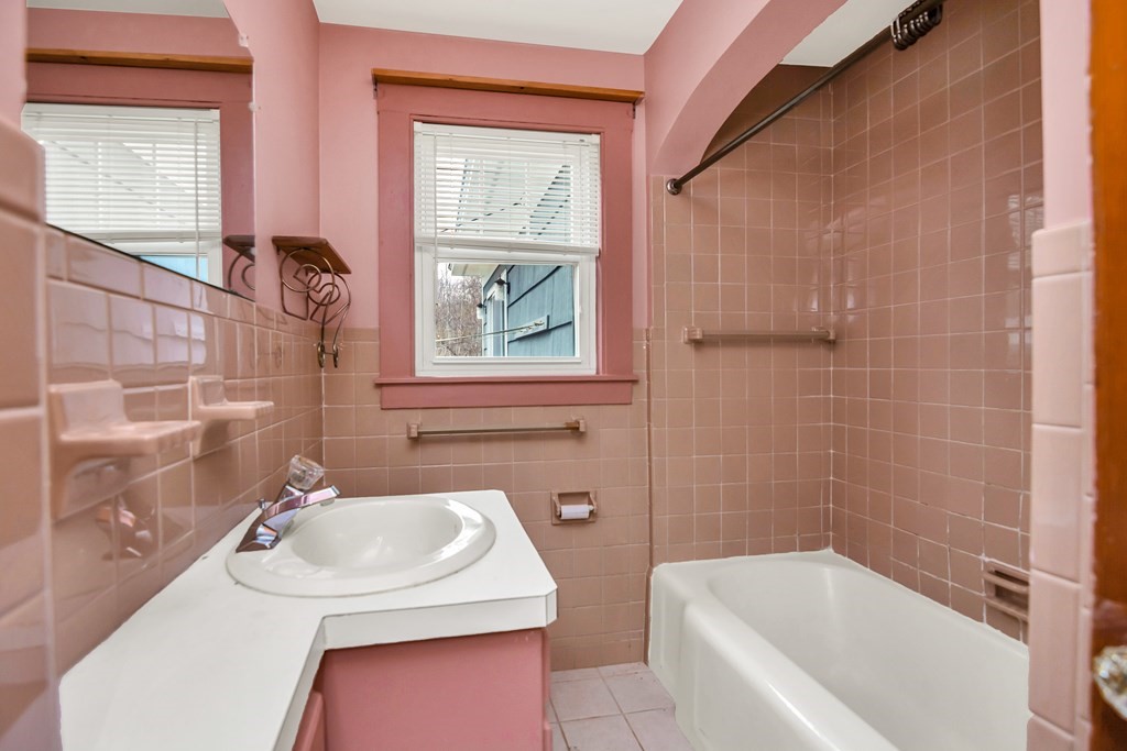1804 Wellington Road Manchester, NH 03104 - Photo 14 of 40 Gallery Image 14