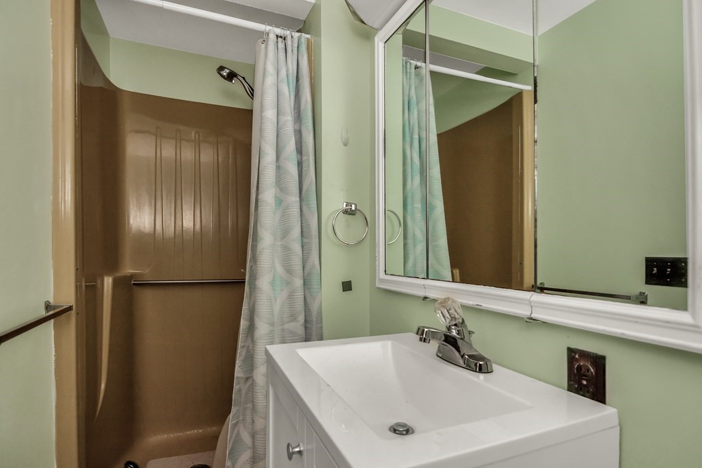 1804 Wellington Road Manchester, NH 03104 - Photo 21 of 40 Gallery Image 21
