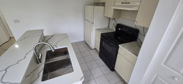 $2,400 | 4942 Leeward Lane, Dania Beach, FL 33312