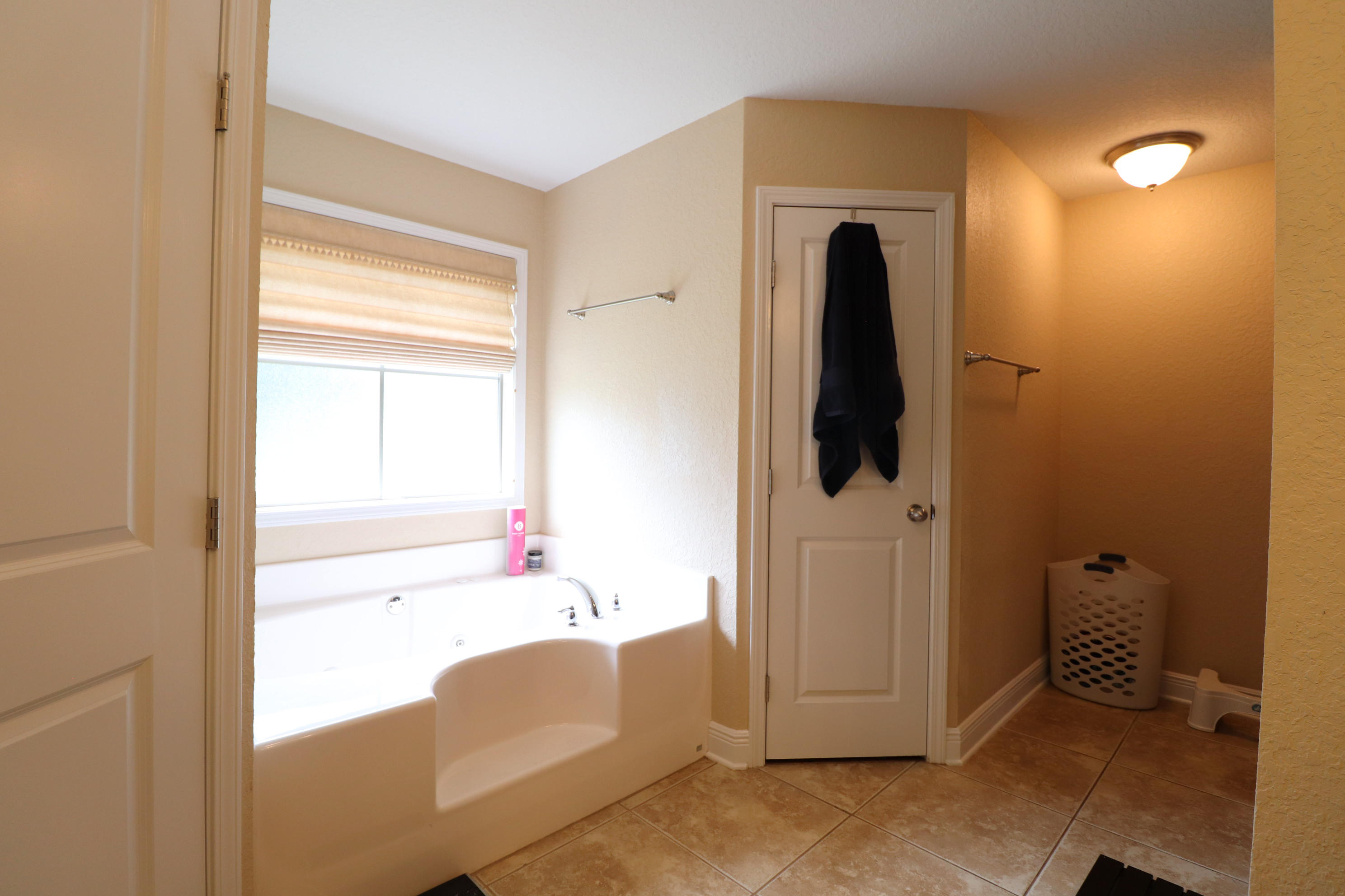 6181 Hummingbird Lane Crestview, FL 32536 - Photo 27 of 56 a bathroom with a tub and a mirror