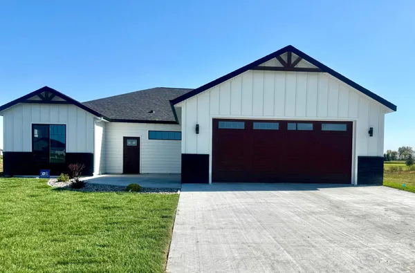 $495,000 | 215 Emma Court, Mapleton, ND 58059