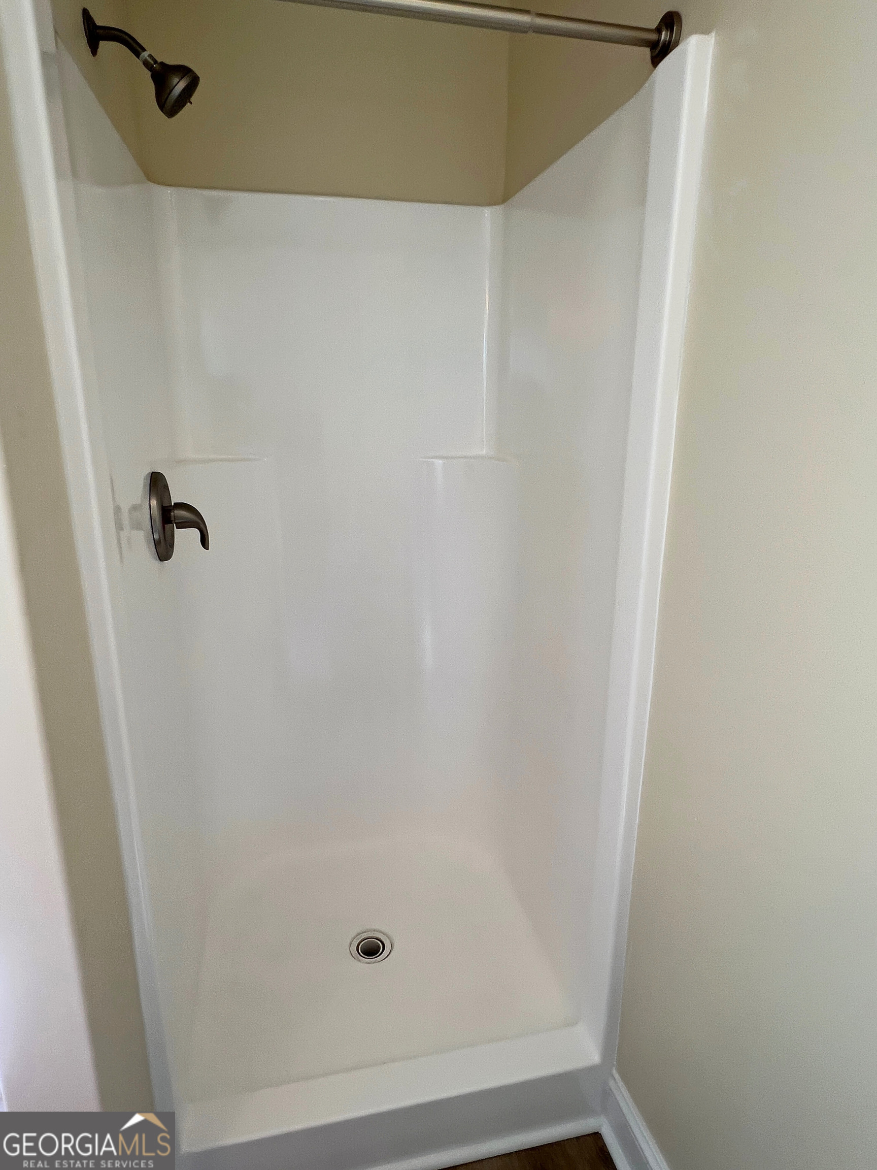 822 Davis Avenue Kingsland, GA 31548 - Photo 20 of 24 a bathroom with a shower