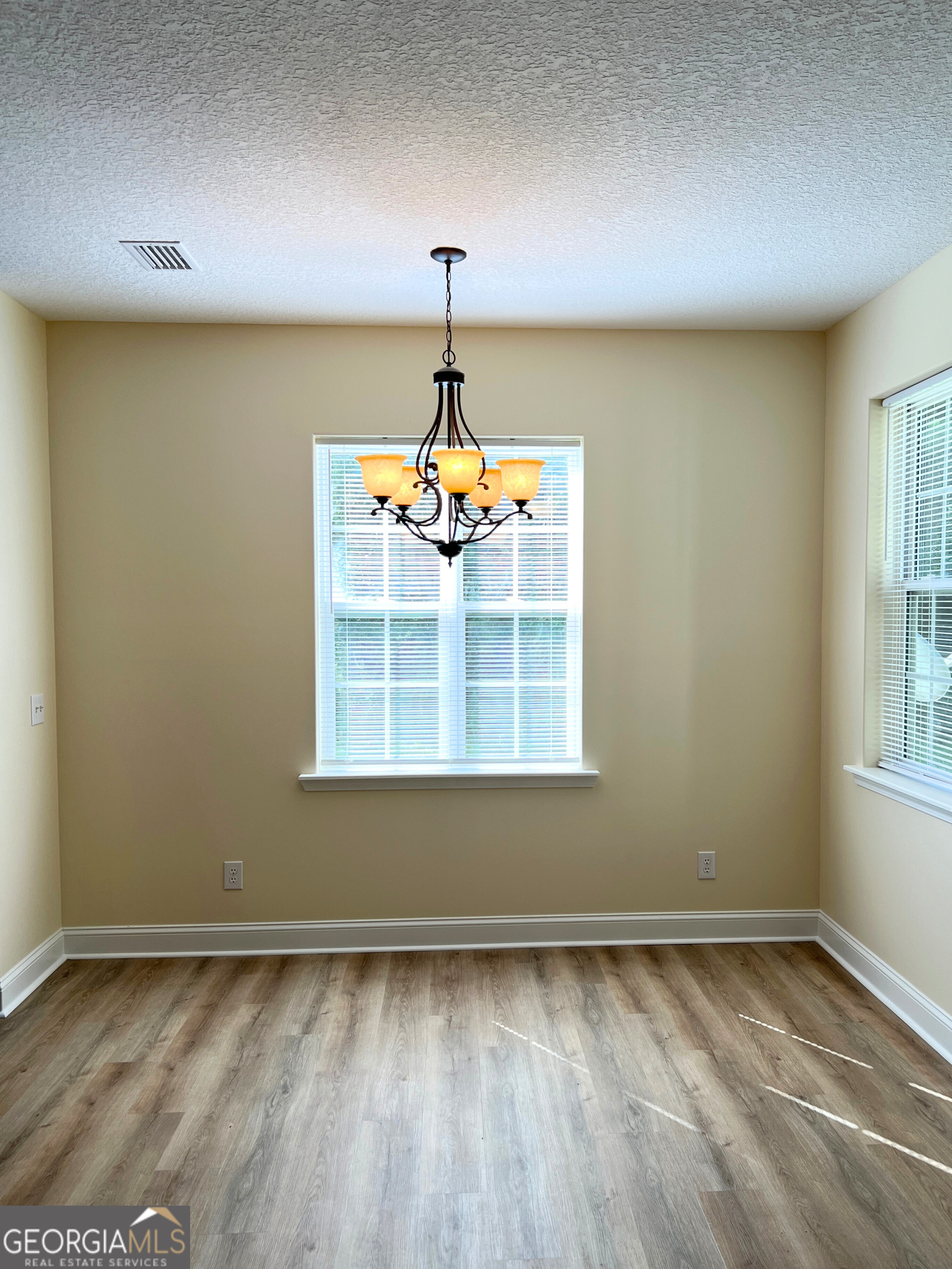 822 Davis Avenue Kingsland, GA 31548 - Photo 10 of 24 an empty room with a window