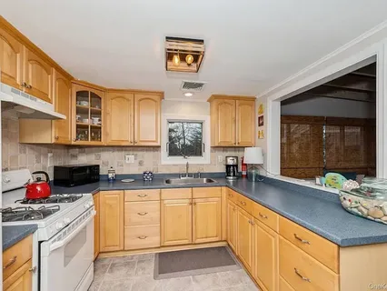 $1,625,000 | 14 East Landing Road, Hampton Bays, NY 11946
