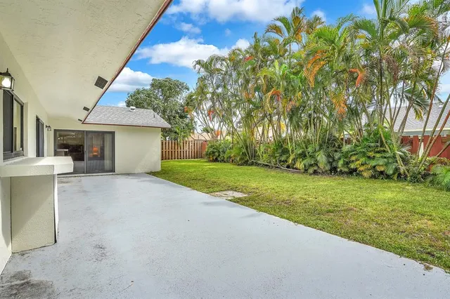 a view of a house with backyard and garden