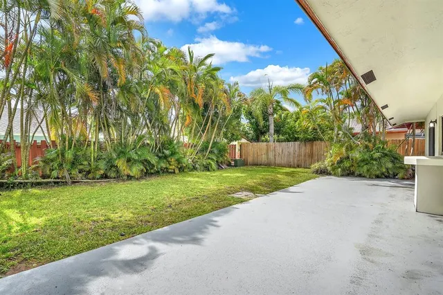 a view of a back yard