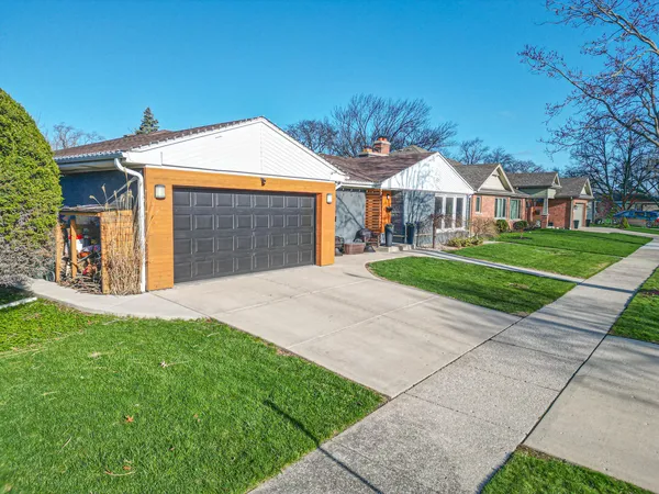 $729,000 | 900 Tomawadee Drive, Park Ridge, IL 60068