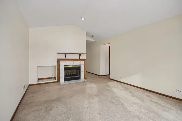 $285,000 | 787 Daybreak Lane, Unit 787, Carol Stream, IL 60188