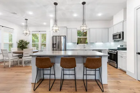 $470,000 | 846 Wakefield Drive, Unit B, Houston, TX 77018