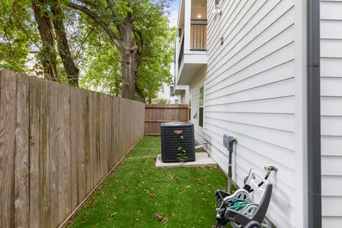 $470,000 | 846 Wakefield Drive, Unit B, Houston, TX 77018