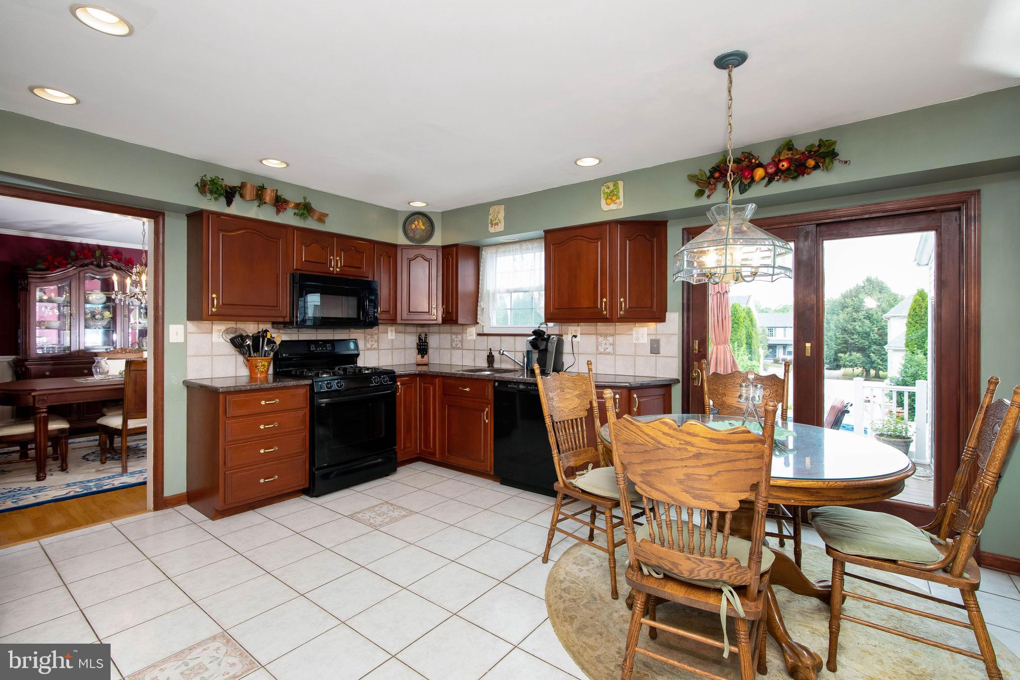 10 Euston Road Marlton, NJ 08053 - Photo 13 of 39 Kitchen,Tile,Granite,Sliders to Deck