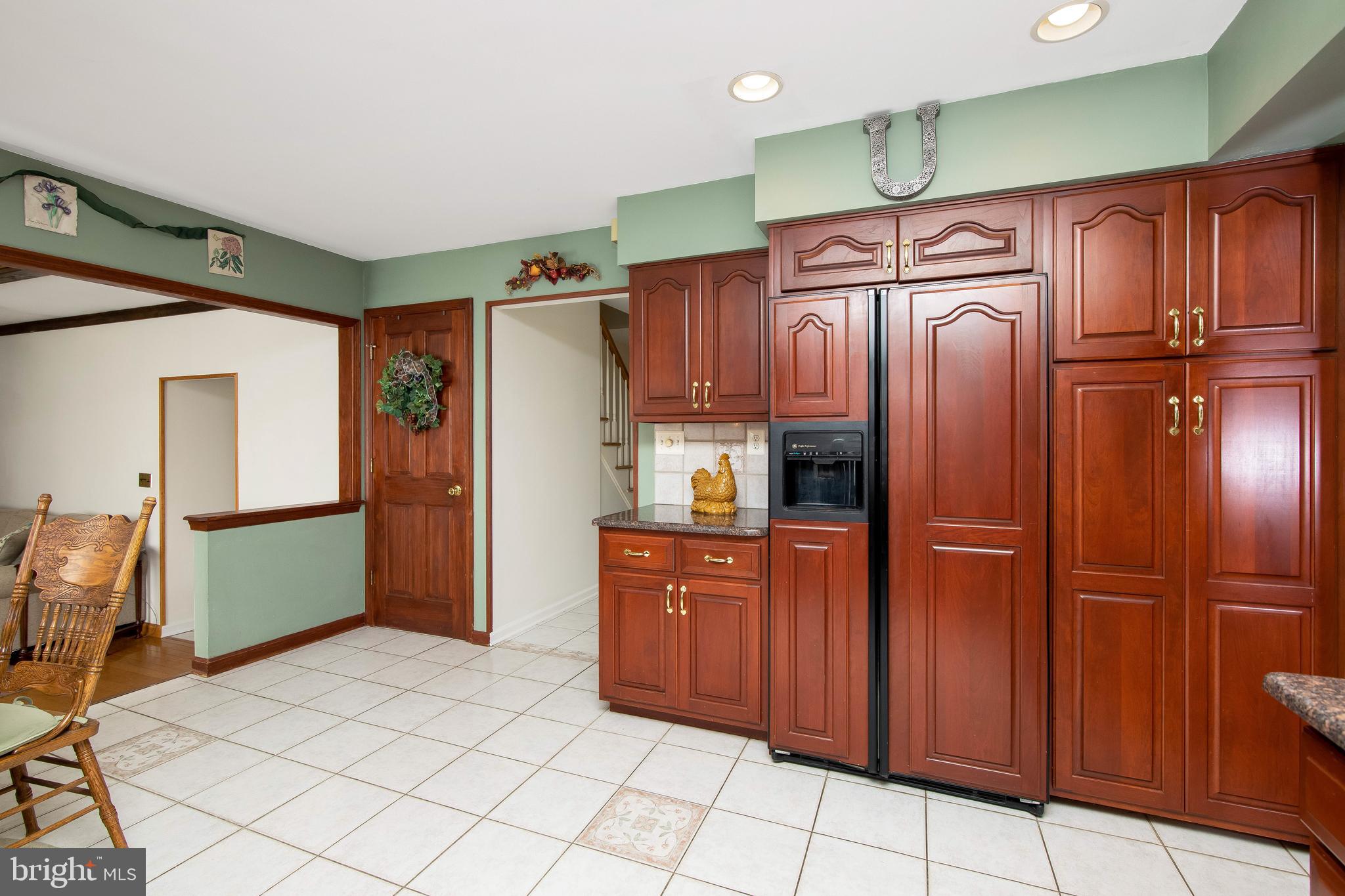 10 Euston Road Marlton, NJ 08053 - Photo 14 of 39 Kitchen,Tile,Granite Counters,Custom Cabinets