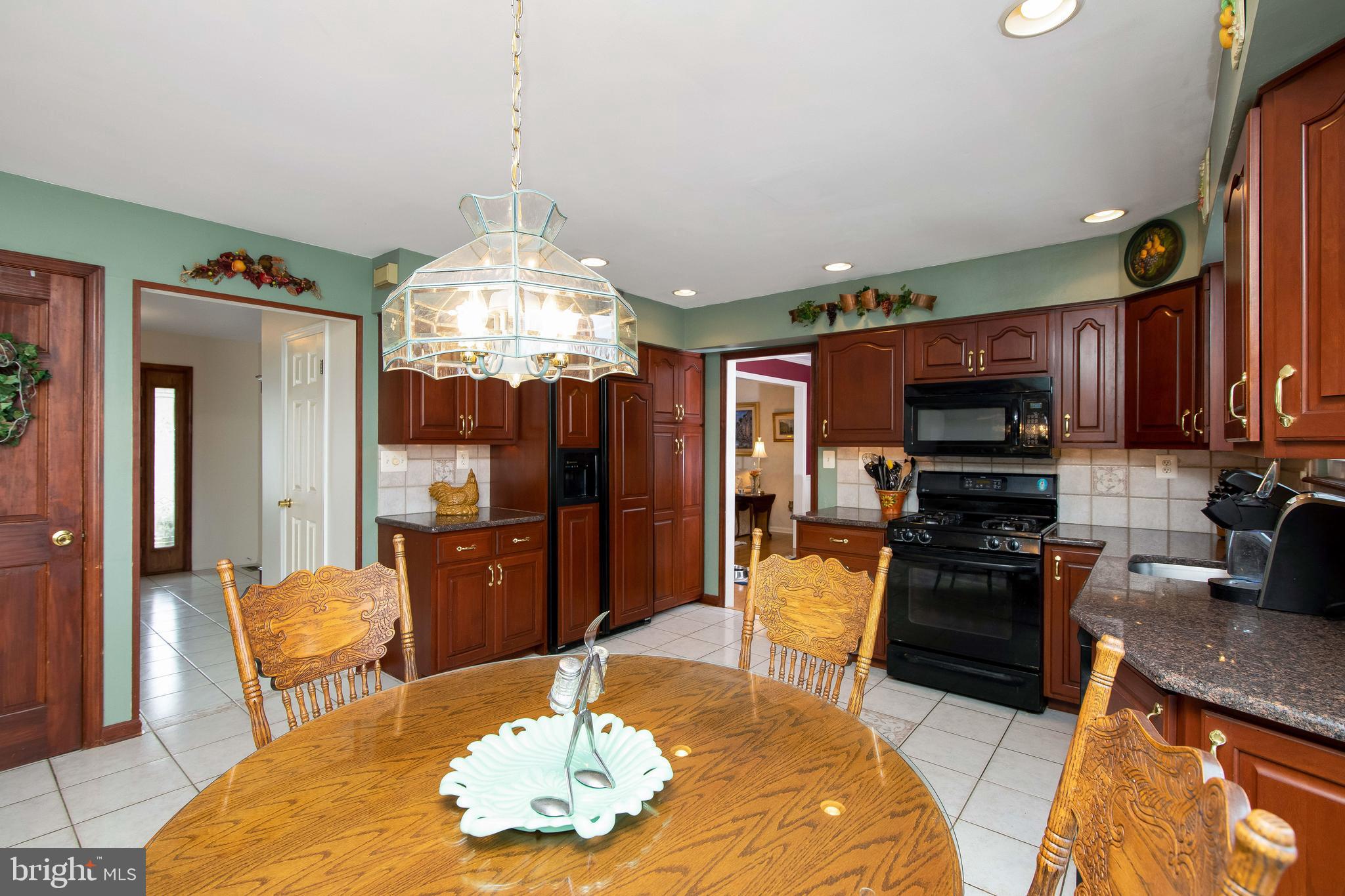 10 Euston Road Marlton, NJ 08053 - Photo 15 of 39 Kitchen,Gas Range, Built-In MicroWave