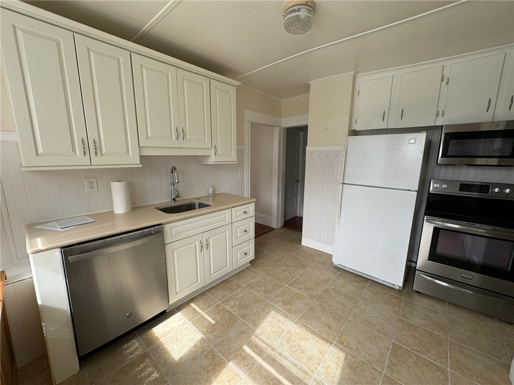 15 Freeborn Street, Unit 2 Newport, RI 02840 - Photo 2 of 27