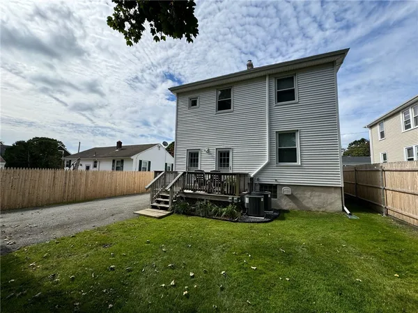 $2,800 | 15 Freeborn Street, Unit 2, Newport, RI 02840
