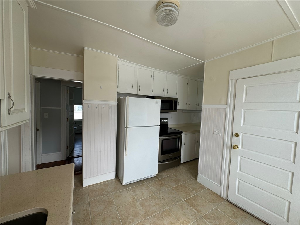 15 Freeborn Street, Unit 2 Newport, RI 02840 - Photo 3 of 27