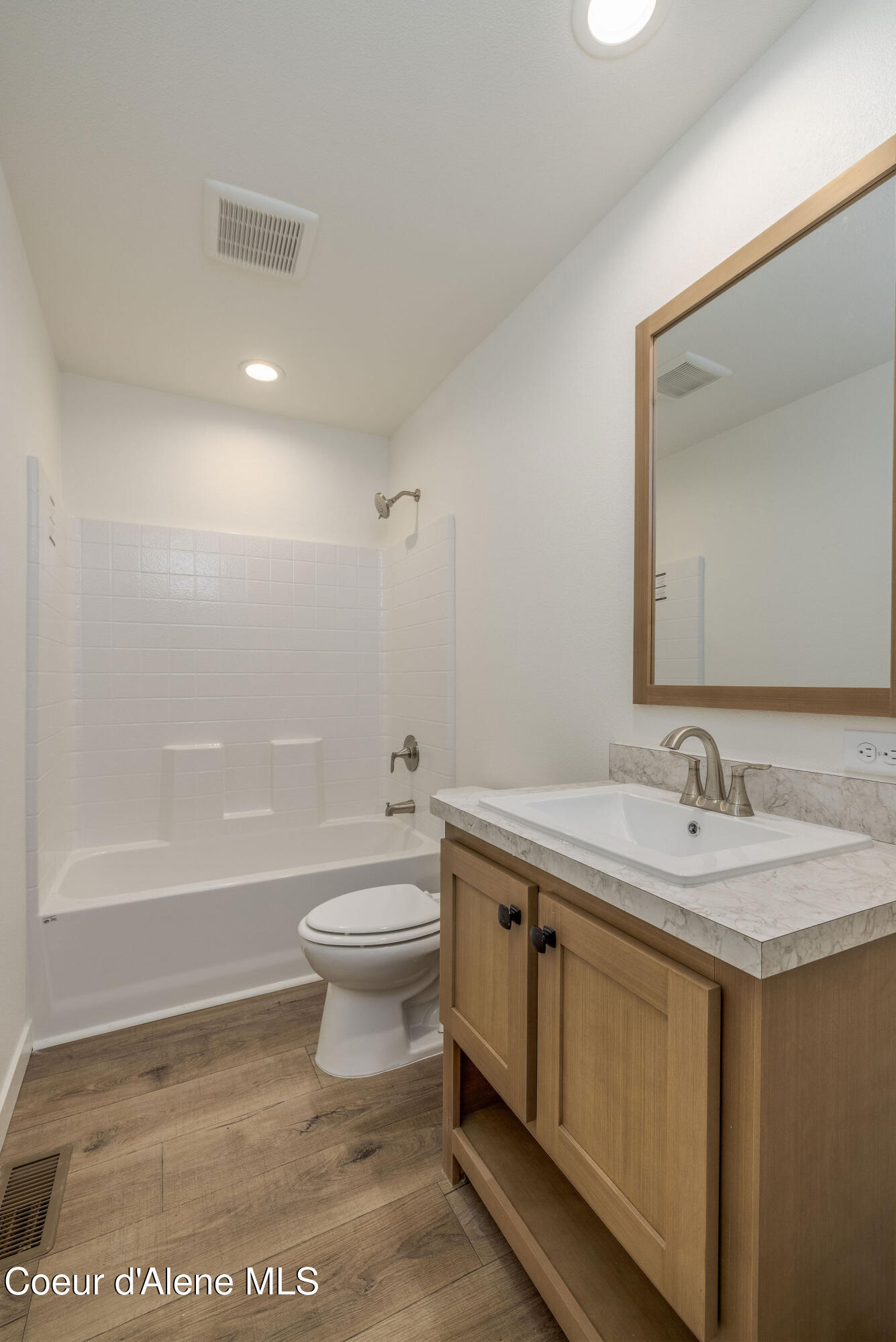 11474 North Alaska Loop Hayden, ID 83835 - Photo 19 of 23 FULL HALL BATH