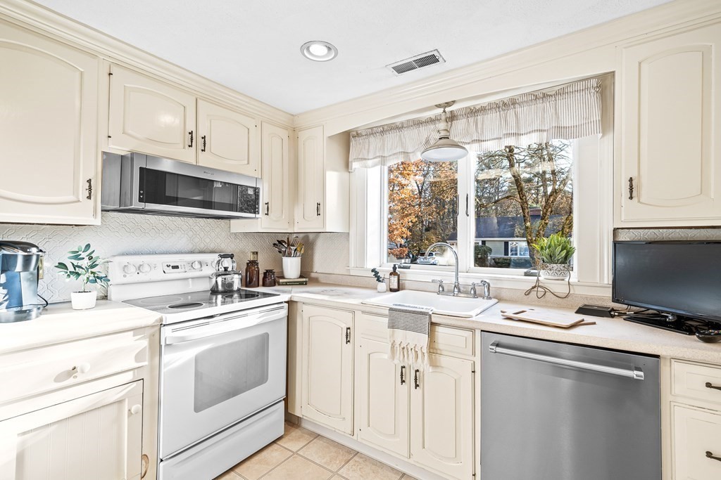 15 Evergreen Road Reading, MA 01867 - Photo 18 of 42 Gallery Image 18