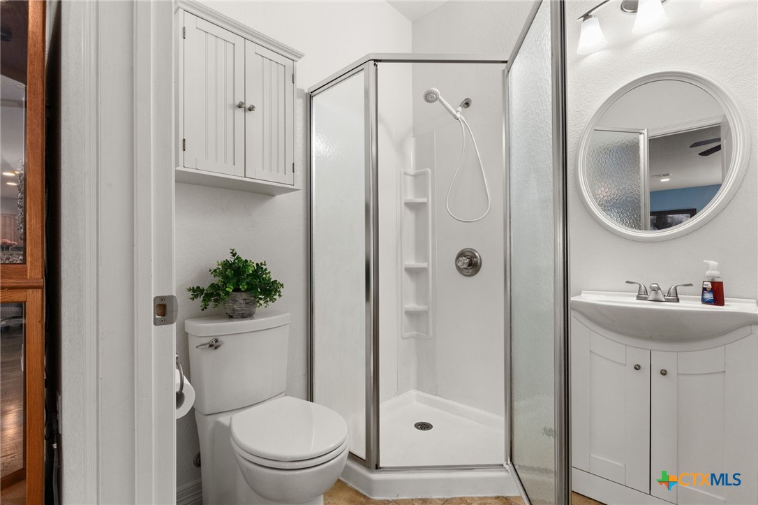 13061 Oakalla Road Killeen, TX 76549 - Photo 23 of 33 a bathroom with a toilet a sink and a mirror