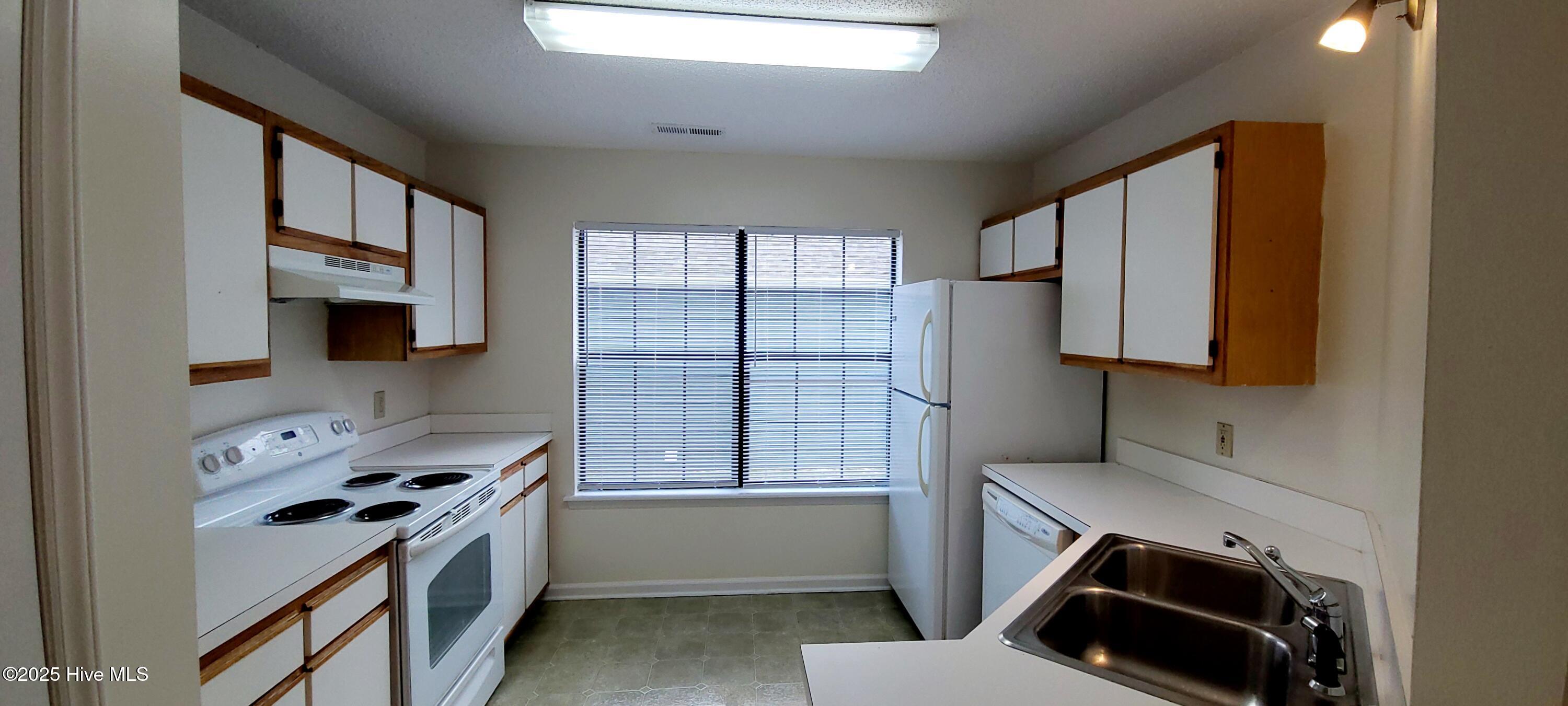 1210 Shipyard Boulevard Wilmington, NC 28412 - Photo 5 of 15 KITCHEN