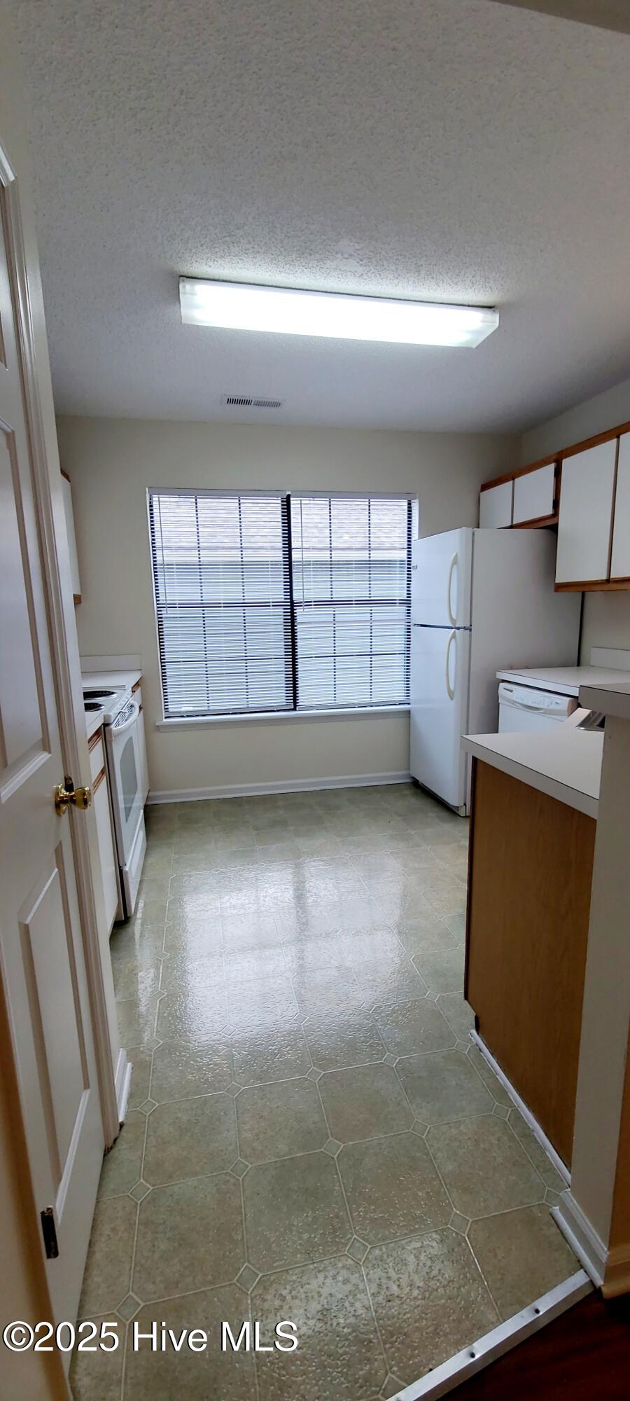 1210 Shipyard Boulevard Wilmington, NC 28412 - Photo 6 of 15 KITCHEN 2
