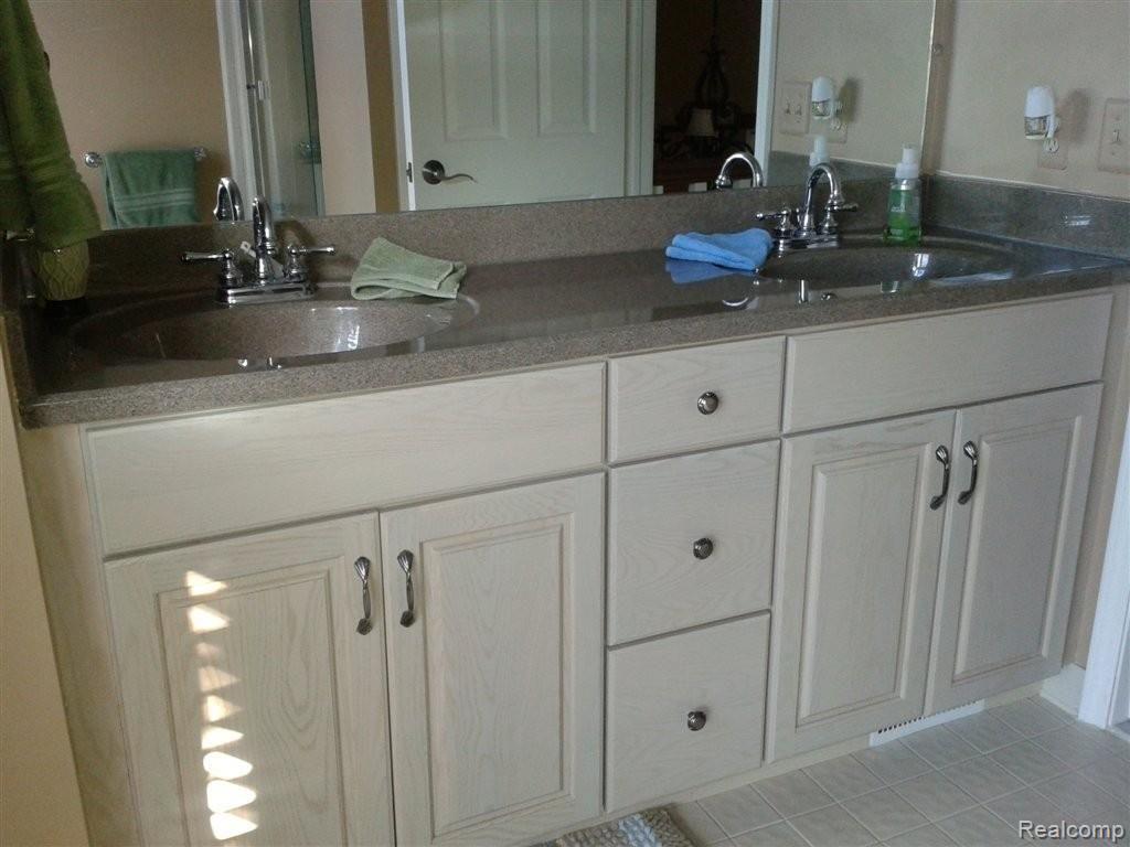 719 Stanford Circle Rochester, MI 48309 - Photo 12 of 14 20121213_140340.jpg