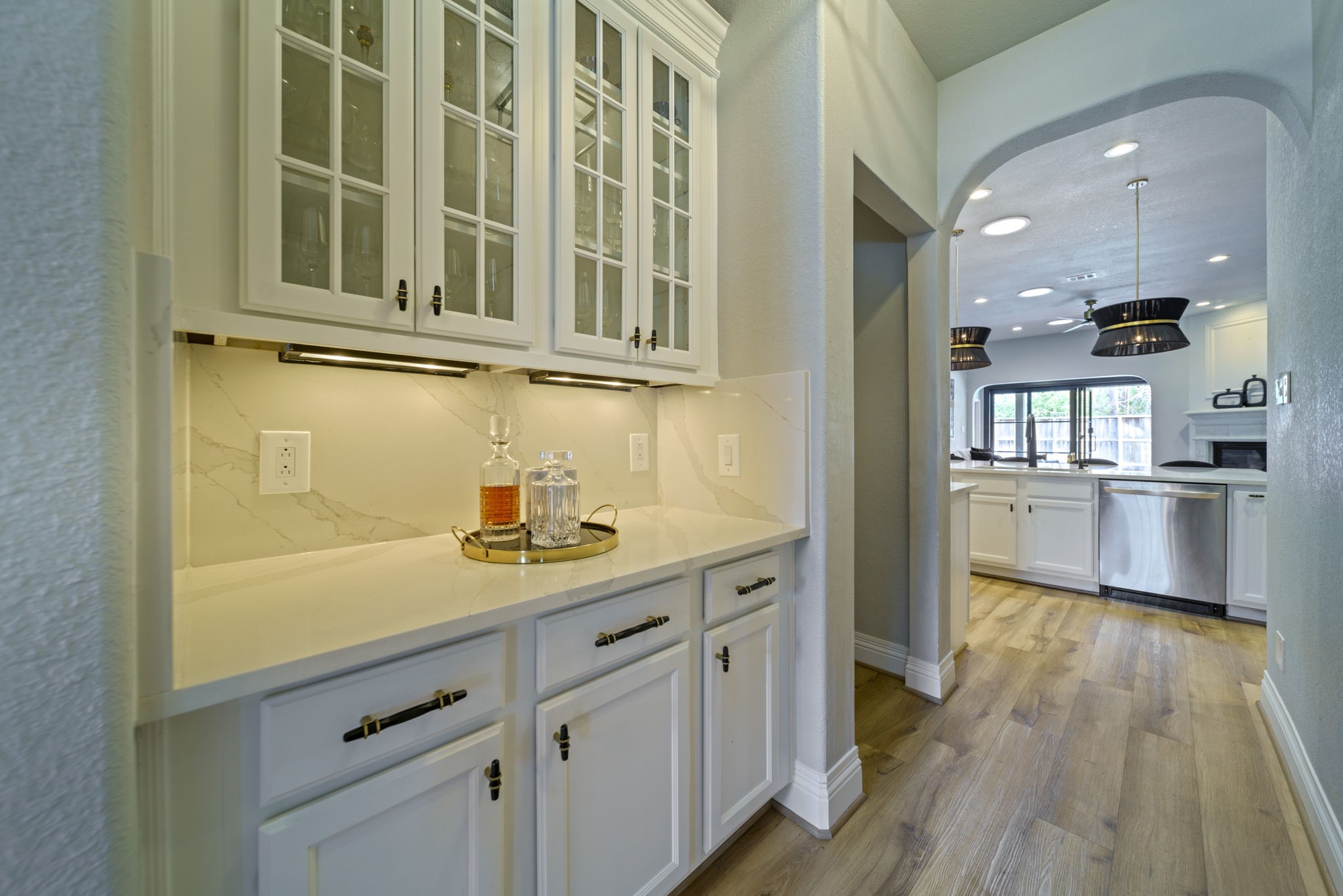 15 Inland Prairie Drive Tomball, TX 77375 - Photo 8 of 46 This sleek butlers pantry leads from the office to the kitchen.