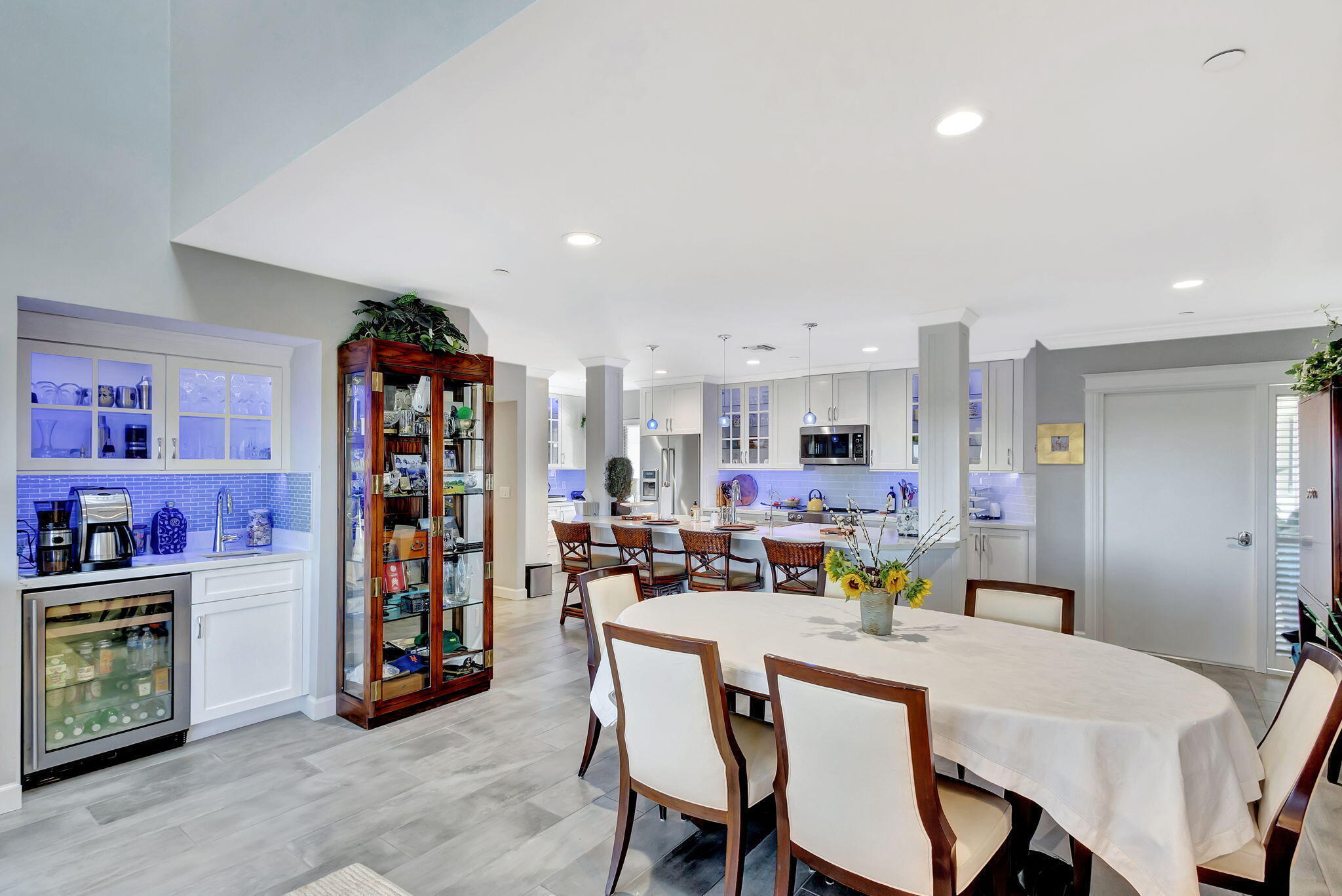16910 Bay Street, Unit E503 Jupiter, FL 33477 - Photo 24 of 33 a dining room with furniture and a kitchen view