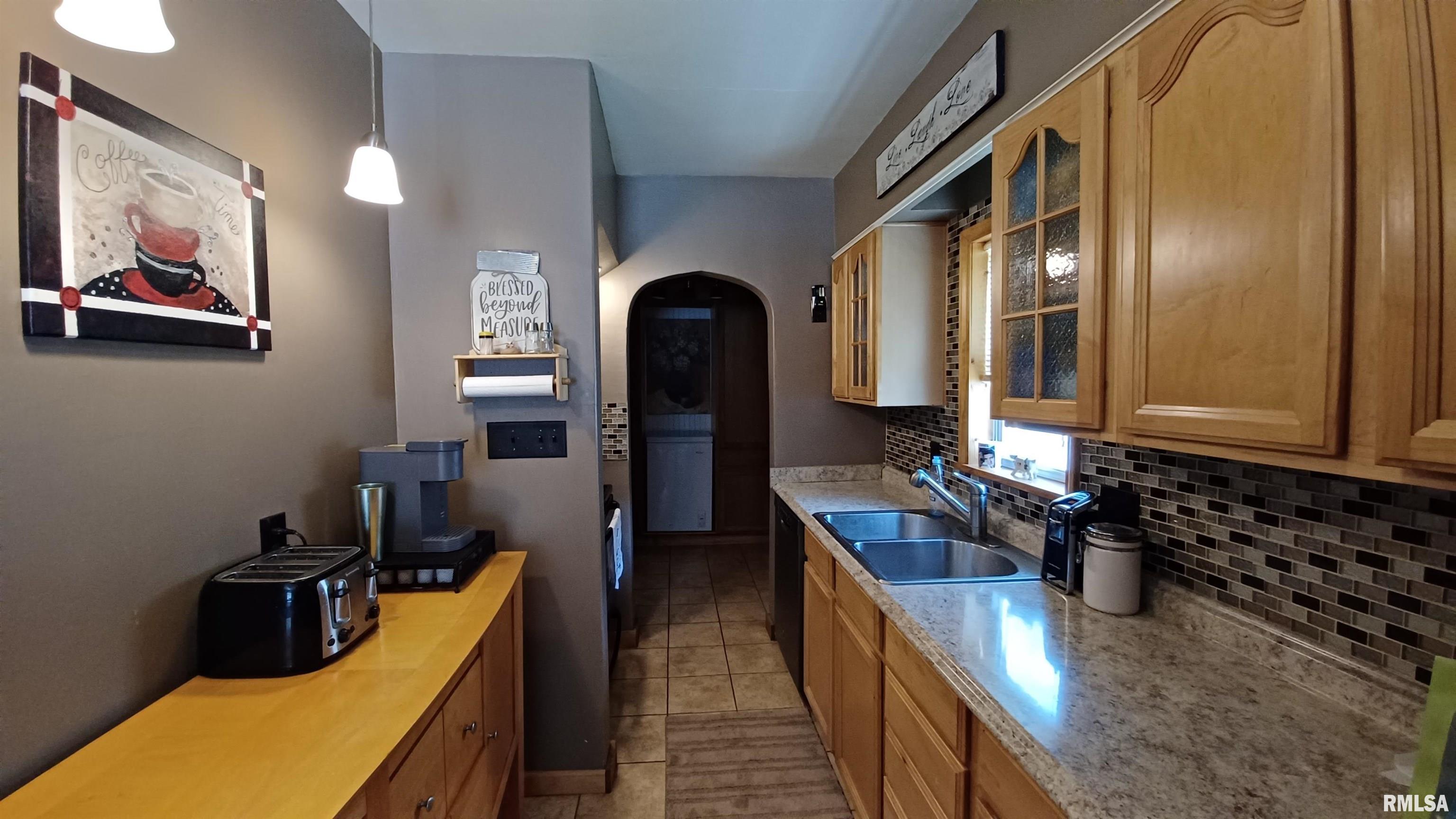 2355 Chancy Street Clinton, IA 52732 - Photo 3 of 23 Gallery Image 3