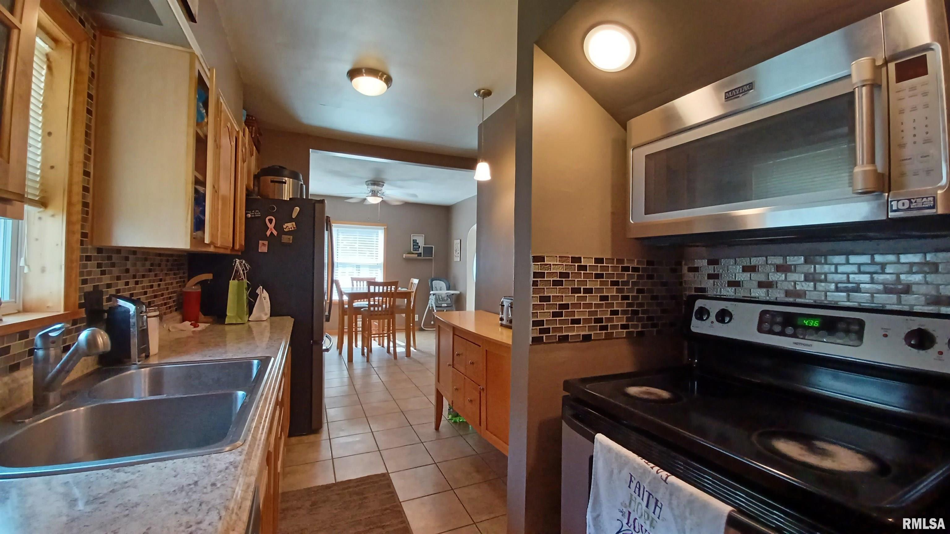 2355 Chancy Street Clinton, IA 52732 - Photo 4 of 23 Gallery Image 4