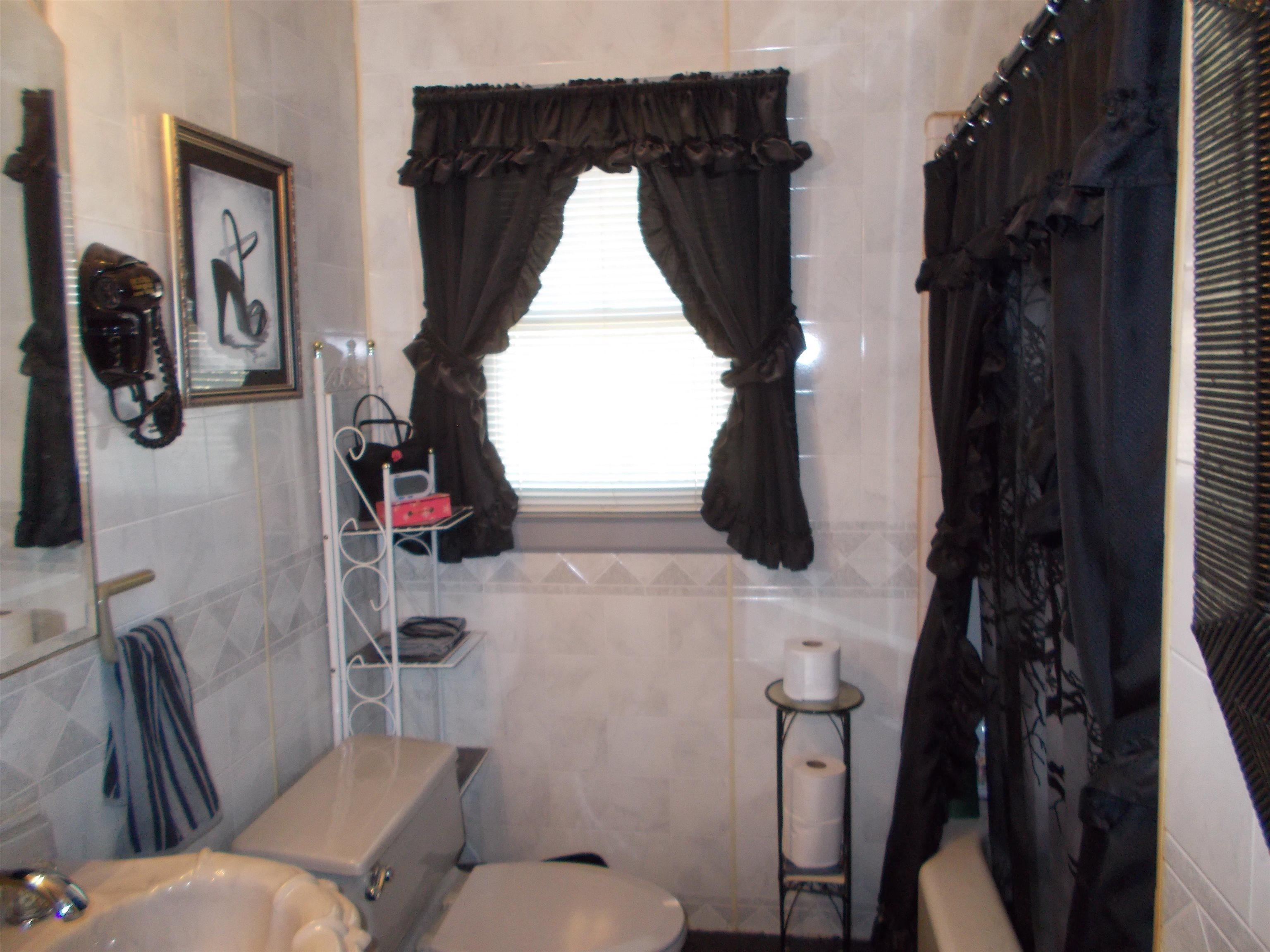 954 North Ball Road Memphis, TN 38106 - Photo 12 of 25 a bathroom with a toilet sink and tub