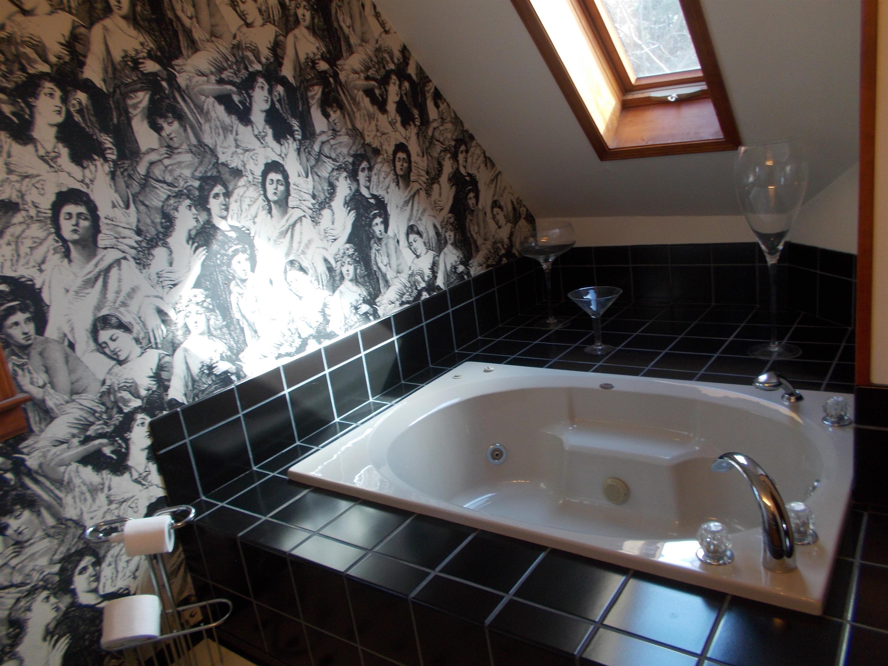 954 North Ball Road Memphis, TN 38106 - Photo 19 of 25 a bathroom with a bathtub