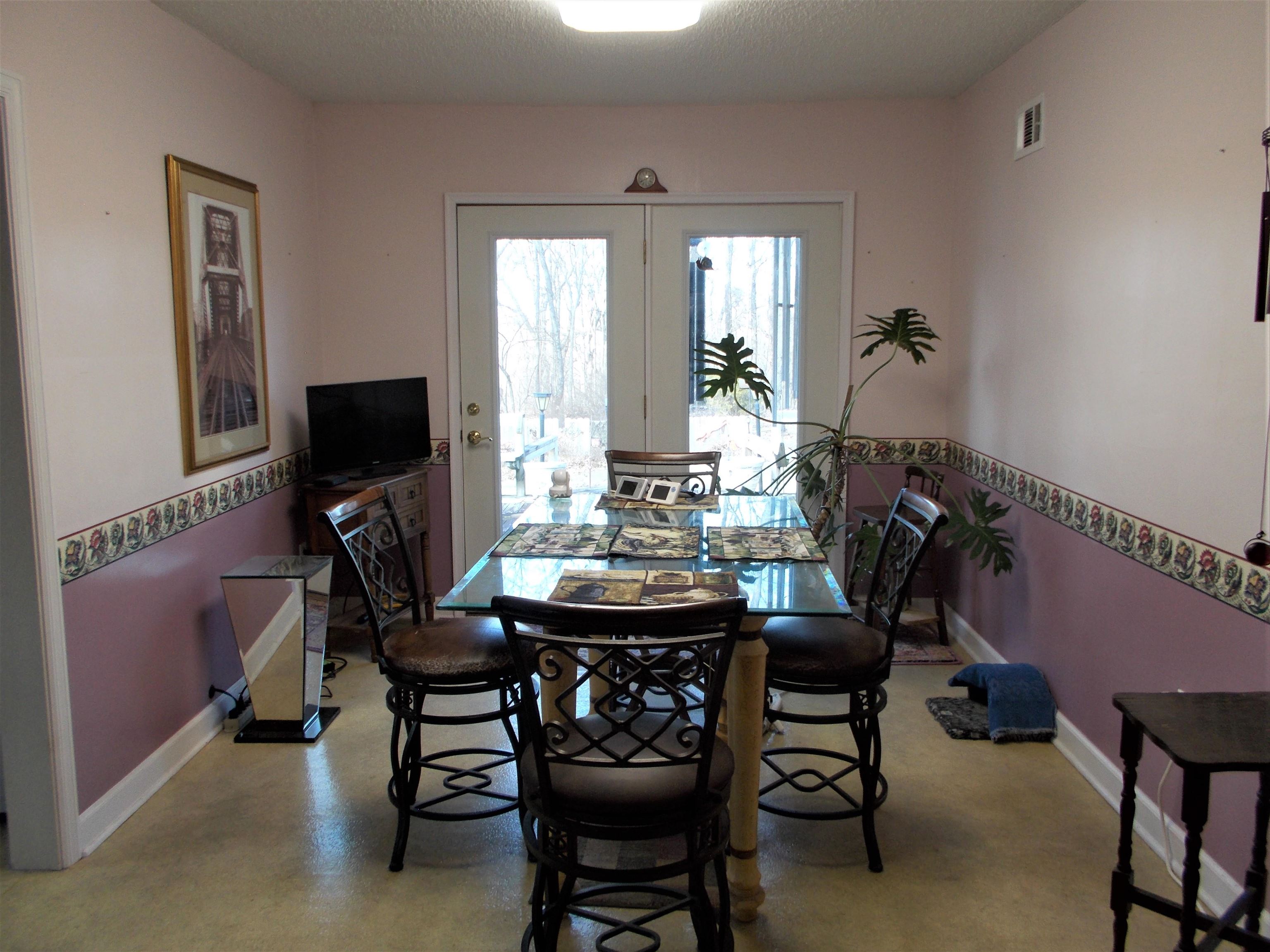 954 North Ball Road Memphis, TN 38106 - Photo 9 of 25 a dining room with furniture and window
