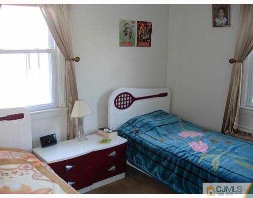 12 Old Post Road Edison, NJ 08817 - Photo 7 of 10 a room with a bed and a window