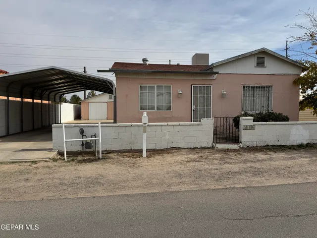 a view of a house with backyard and furniture