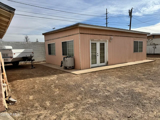 a view of a house with a backyard