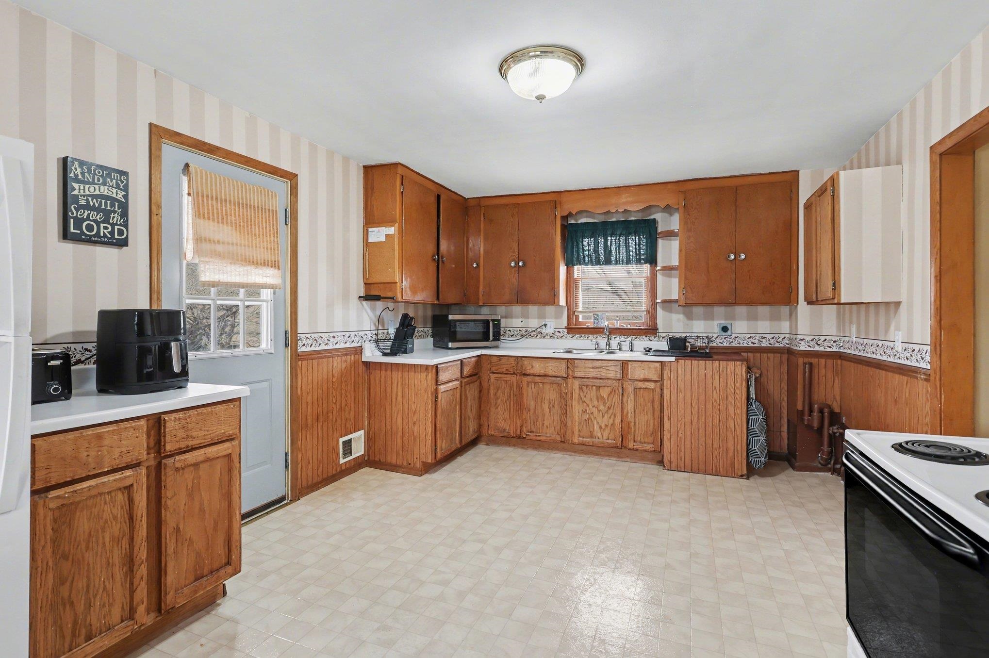 1817 15th Street Bay City, MI 48708 - Photo 6 of 27 Gallery Image 6