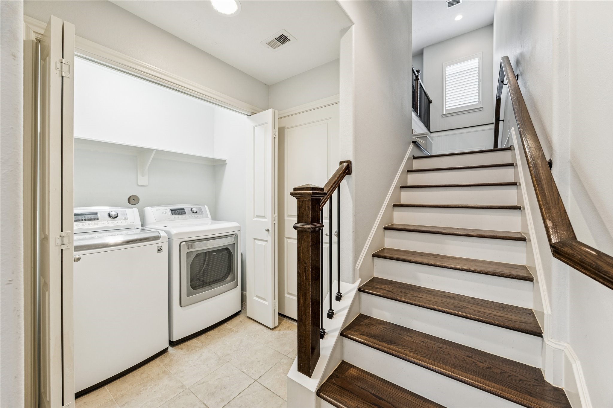 1216 Sampson Street Houston, TX 77003 - Photo 16 of 36 a view of entryway with washer and dryer