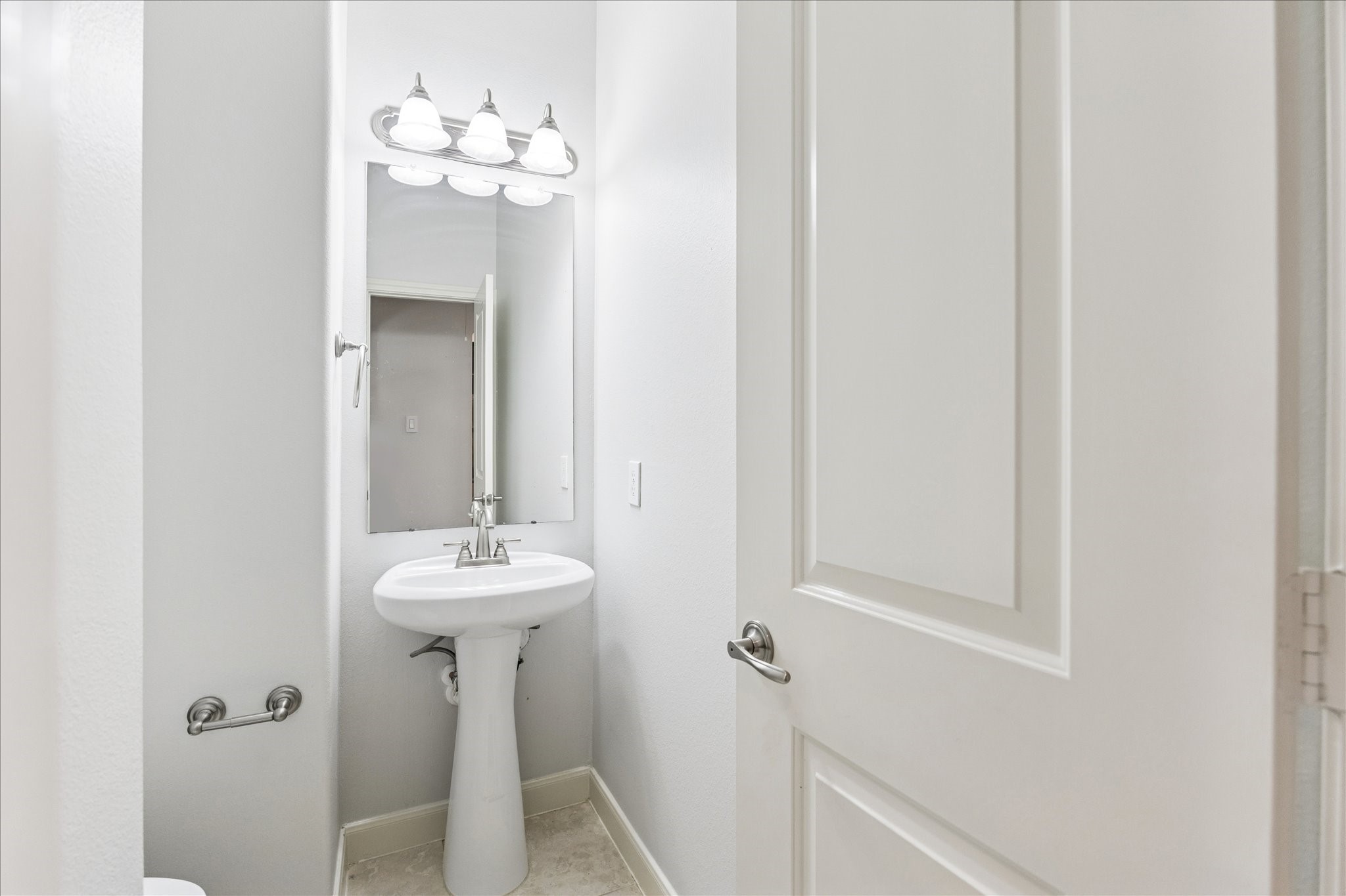 1216 Sampson Street Houston, TX 77003 - Photo 26 of 36 a bathroom with a sink and a mirror