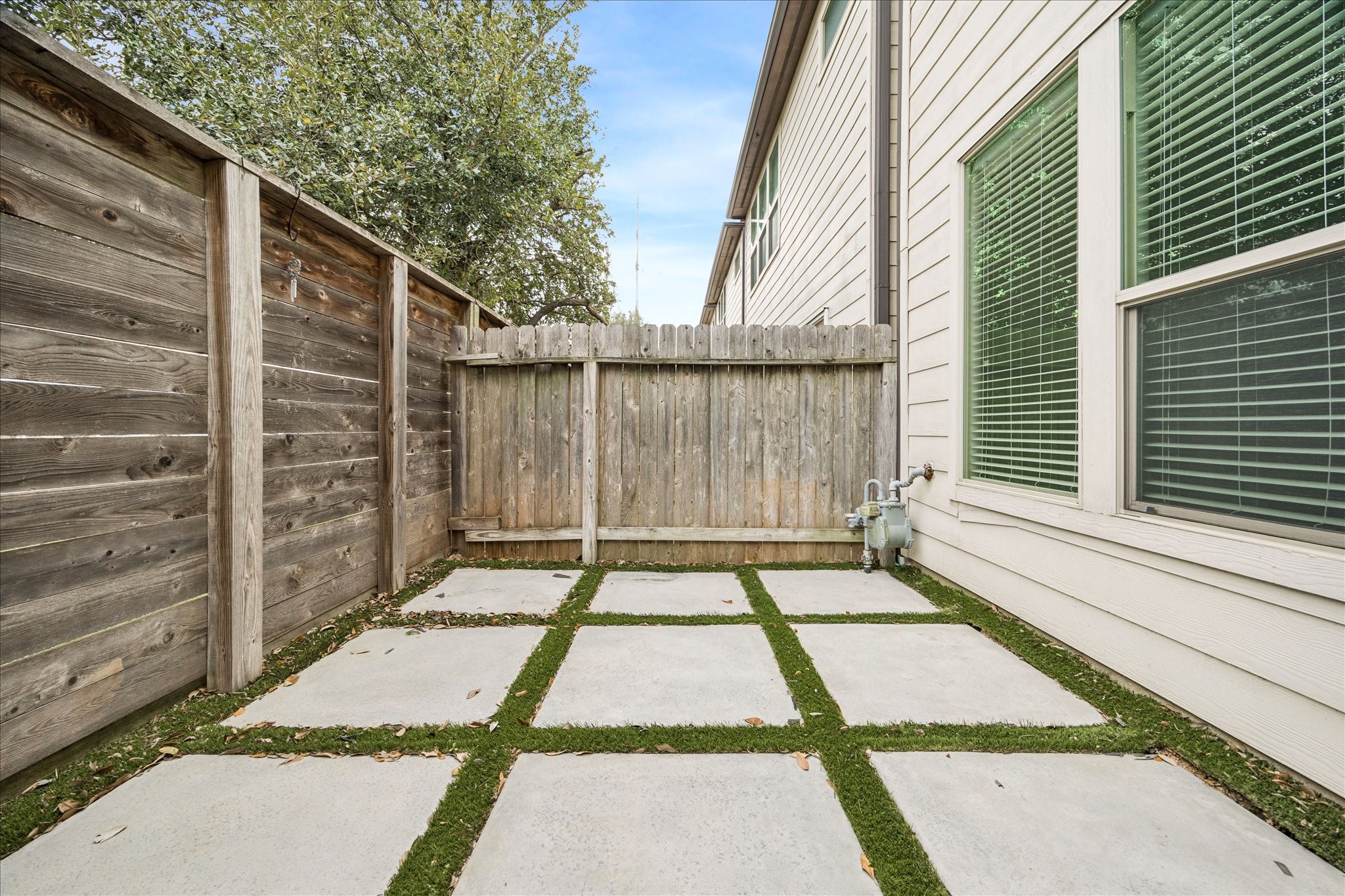 1216 Sampson Street Houston, TX 77003 - Photo 32 of 36 a small pool with a outdoor seating