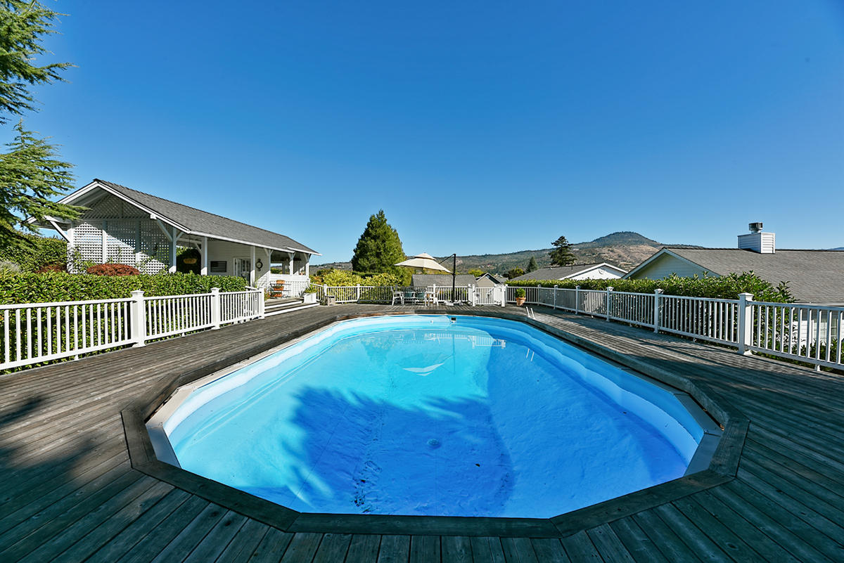 2105 Coker Butte Road Medford, OR 97504 - Photo 4 of 56 10