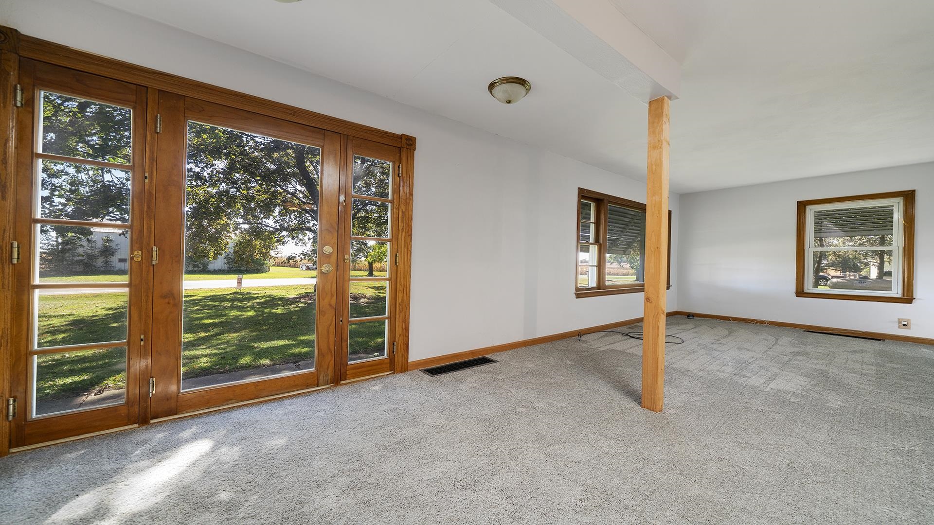 8540 Manchester Road Capron, IL 61012 - Photo 7 of 46