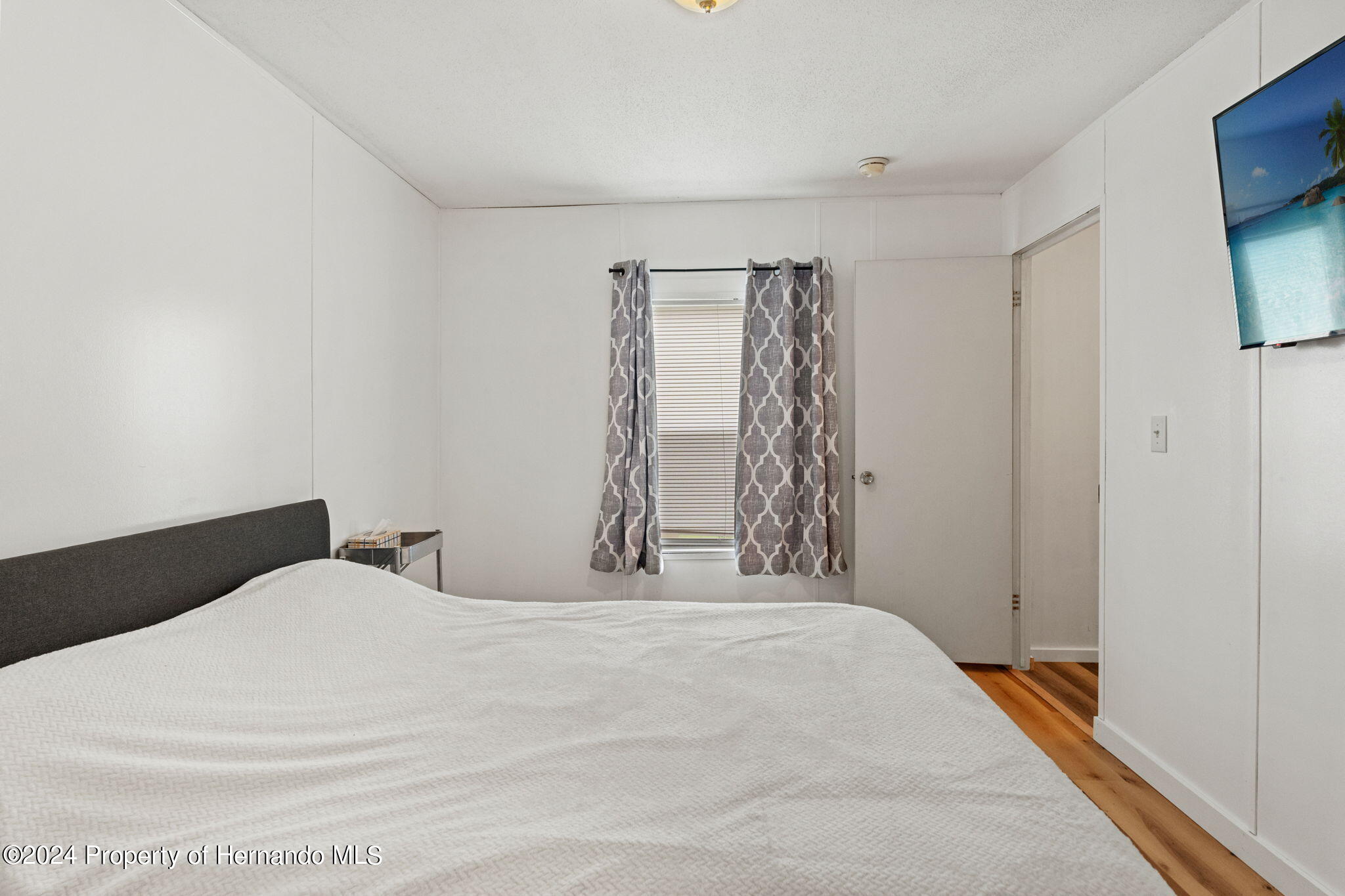 935 South Crystal Grove Point Homosassa, FL 34448 - Photo 15 of 23 a large white bed in a white room