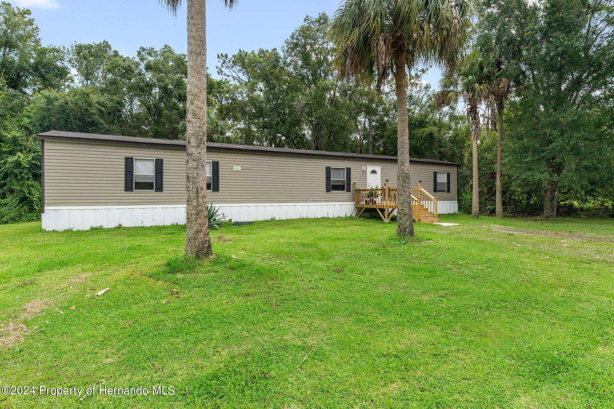 935 South Crystal Grove Point Homosassa, FL 34448 - Photo 21 of 23 a backyard of a house with table and chairs