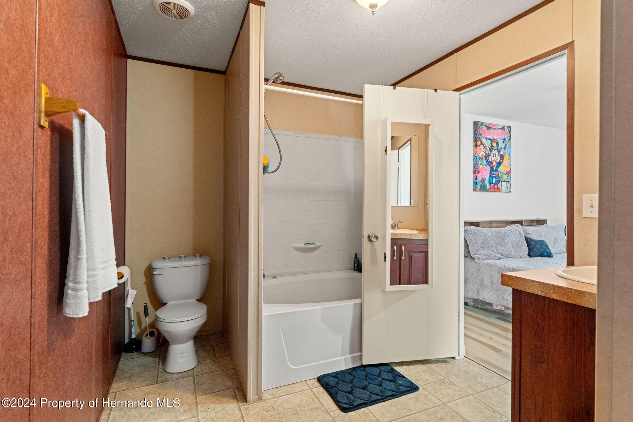 935 South Crystal Grove Point Homosassa, FL 34448 - Photo 10 of 23 a bathroom with a toilet a sink and a bathtub